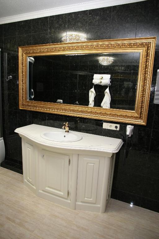 Kleopatra Vip Hotel Kamyanets-Podilski Oda fotoğraf